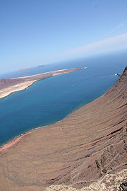 Blick hinunter die Steilküste und auf die Insel La Graciosa (©Foto: Martin Schmitz(